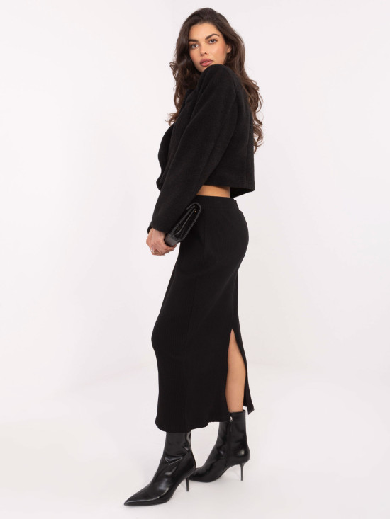 Kurzer eleganter schwarzer Mantel mit Futter