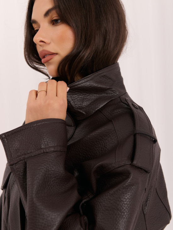 Kurze braune Kunstlederjacke mit Stehkragen