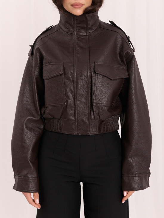 Kurze braune Kunstlederjacke mit Stehkragen