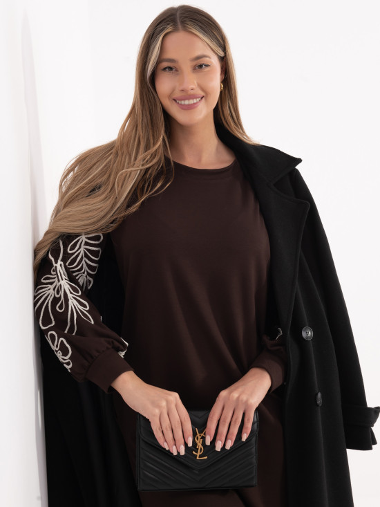 Kurzes braunes Kleid mit Stickerei und Puffärmeln