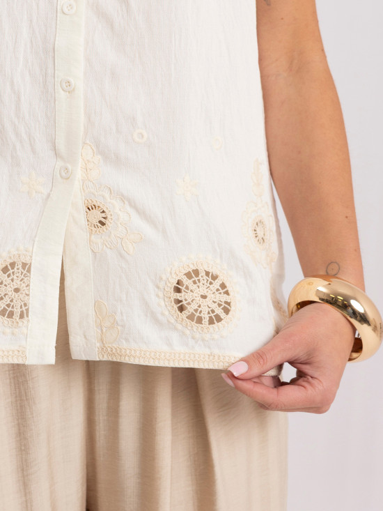 Ecru-Bluse mit Stickerei und Volant