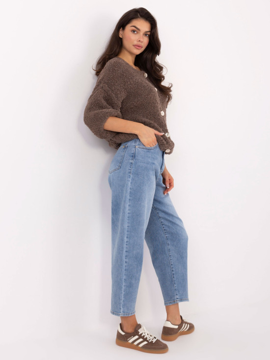 Eleganter beigefarbener Pullover mit 3/4-Ärmeln und Knöpfen