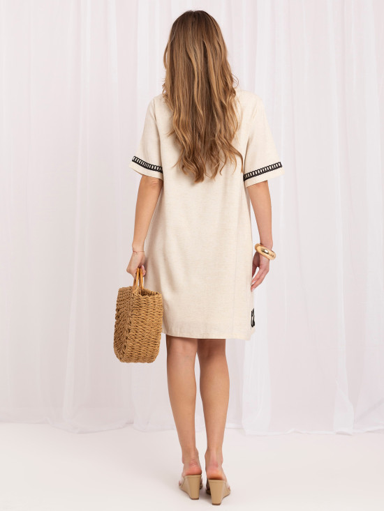 Beiges Sommerkleid mit Stickerei und Taschen