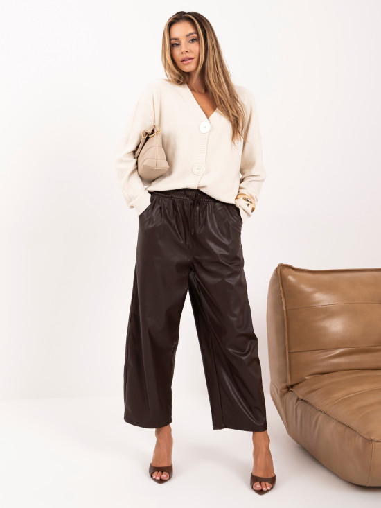 Eleganter beiger Pullover mit Pailletten und Knöpfen