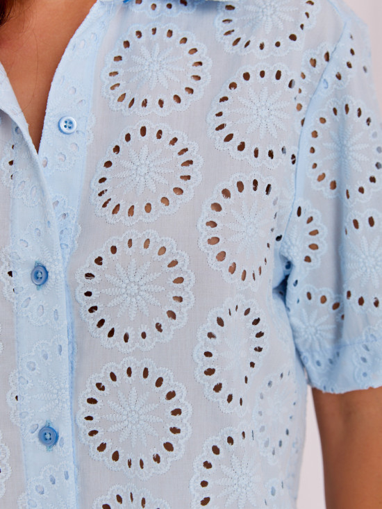 Hellblaue Baumwollbluse mit Ajourmuster