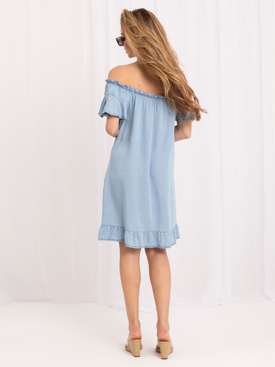 Hellblaues ausgestelltes Sommerkleid mit Volant und Halskette