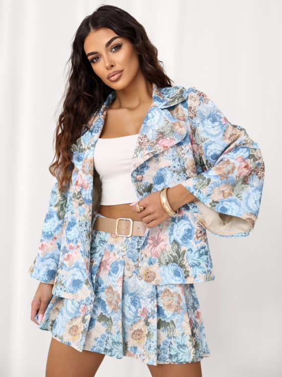 Blaue Shorts mit Blumenmuster und Gürtel