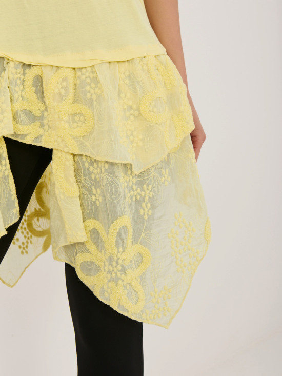 Gelbe Baumwollbluse mit Volant und Stickerei