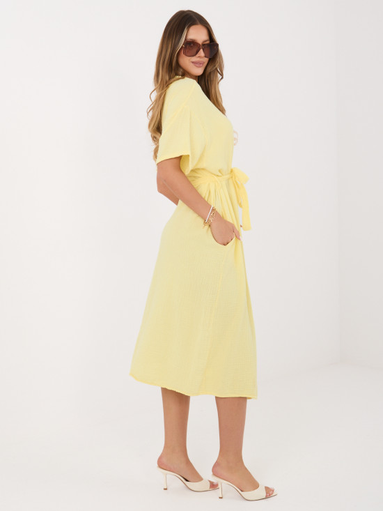 Gelbes ausgestelltes Midi-Kleid mit Gürtel und Taschen