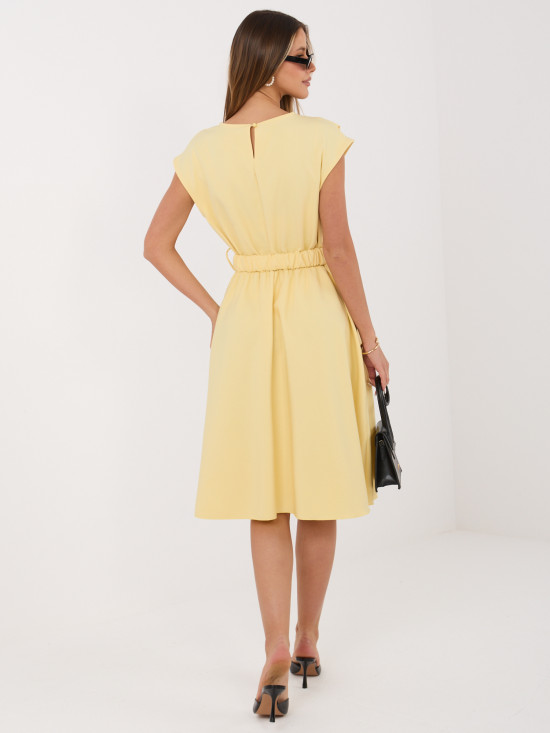 Gelbes ausgestelltes Midi-Kleid mit Gürtel