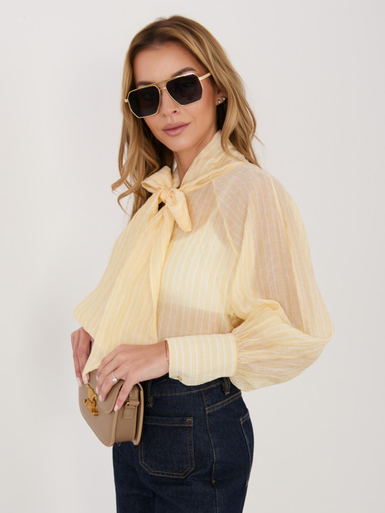 Gelbes gestreiftes Hemd mit Bindung