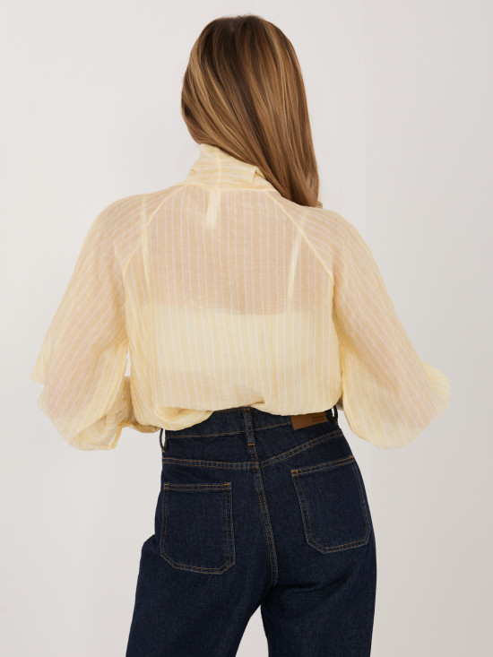 Gelbes gestreiftes Hemd mit Bindung