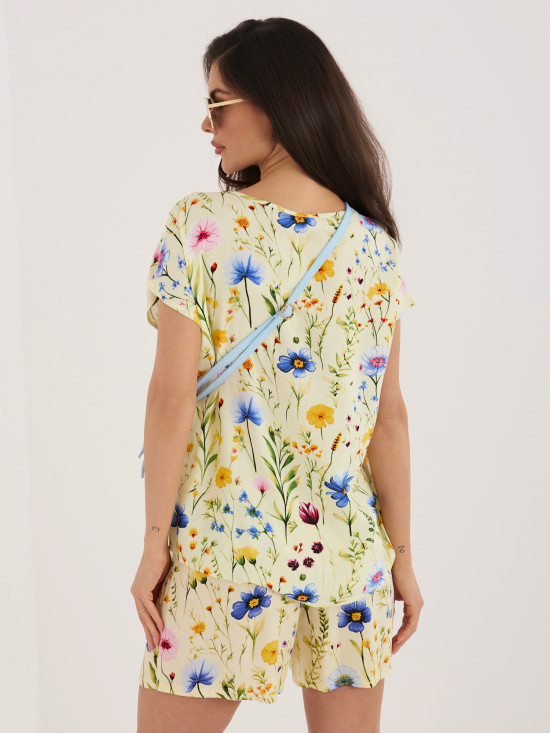 Gelbe Shorts mit Blumenmuster