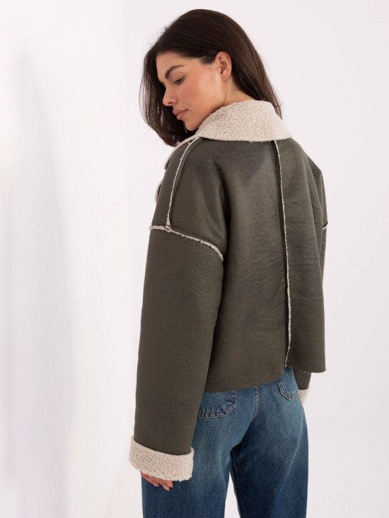 Kurze khakifarbene Übergangsjacke mit Knöpfen
