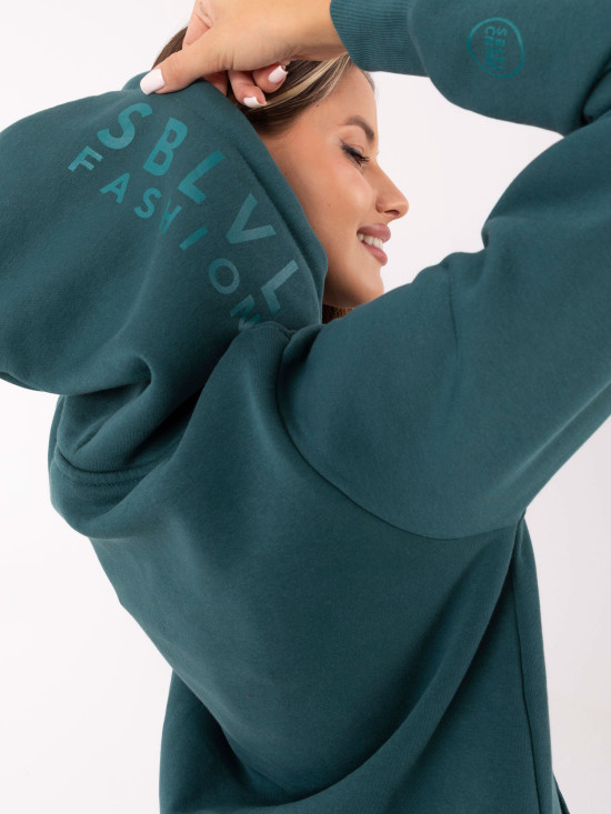 Modische blaue Kapuzenpullover