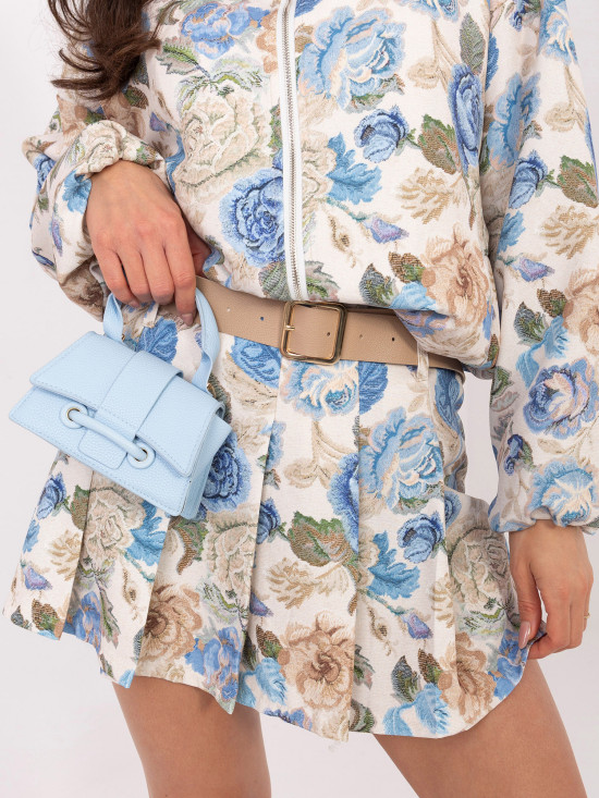 Blaue Shorts mit Blumenmuster, weitem Bein und Gürtel