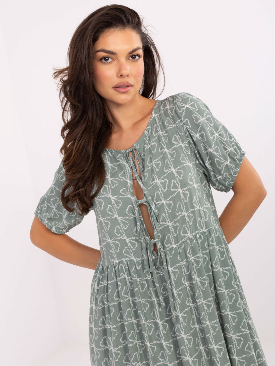 Pistazienfarbene ausgestellte Kleider