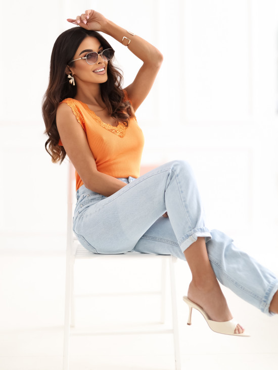 Oranges Rippentop mit Spitze und V-Ausschnitt