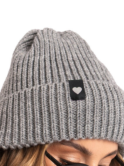Graue Wintermütze mit Applikation