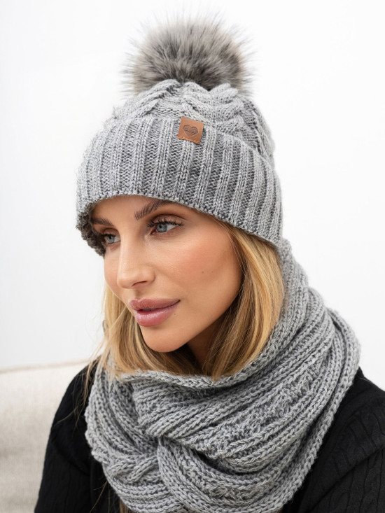 Winterset mit grauem Pompon