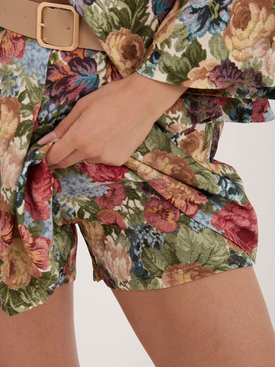Grüne Shorts mit Blumenmuster, weitem Bein und Gürtel