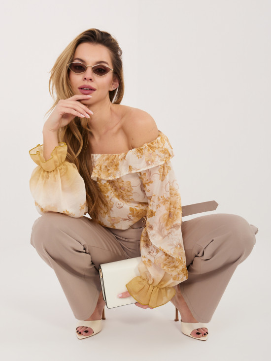 Gelbe Bluse mit Blumenmuster und Carmen-Ausschnitt