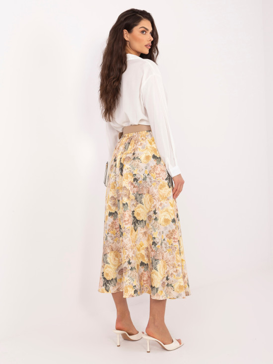 Gelber Midirock mit Blumenmuster und Gürtel
