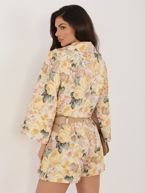 Gelbe Shorts mit Blumenmuster, weitem Bein und Gürtel