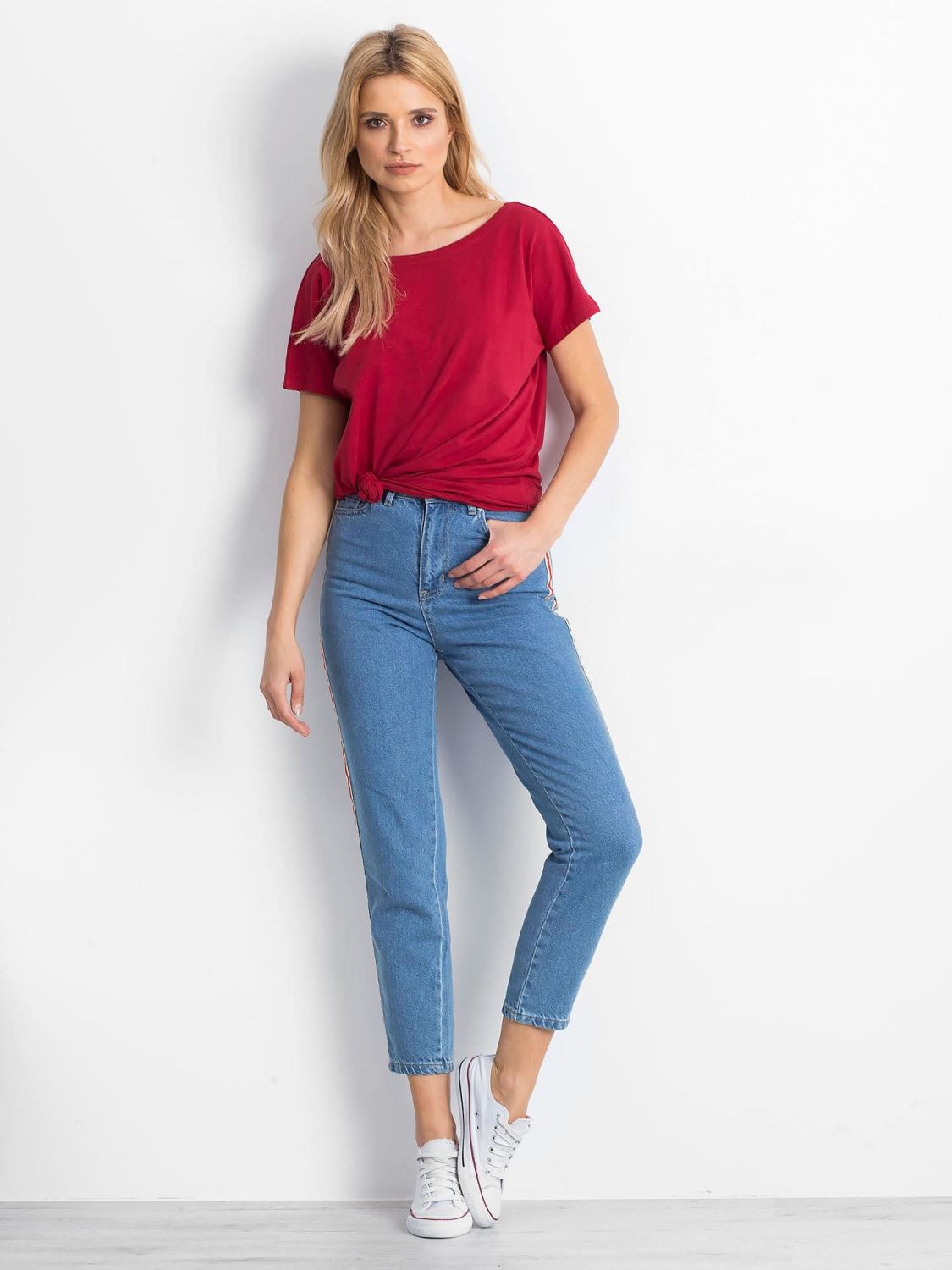 Bordeauxfarbenes T-Shirt mit Rückenausschnitt