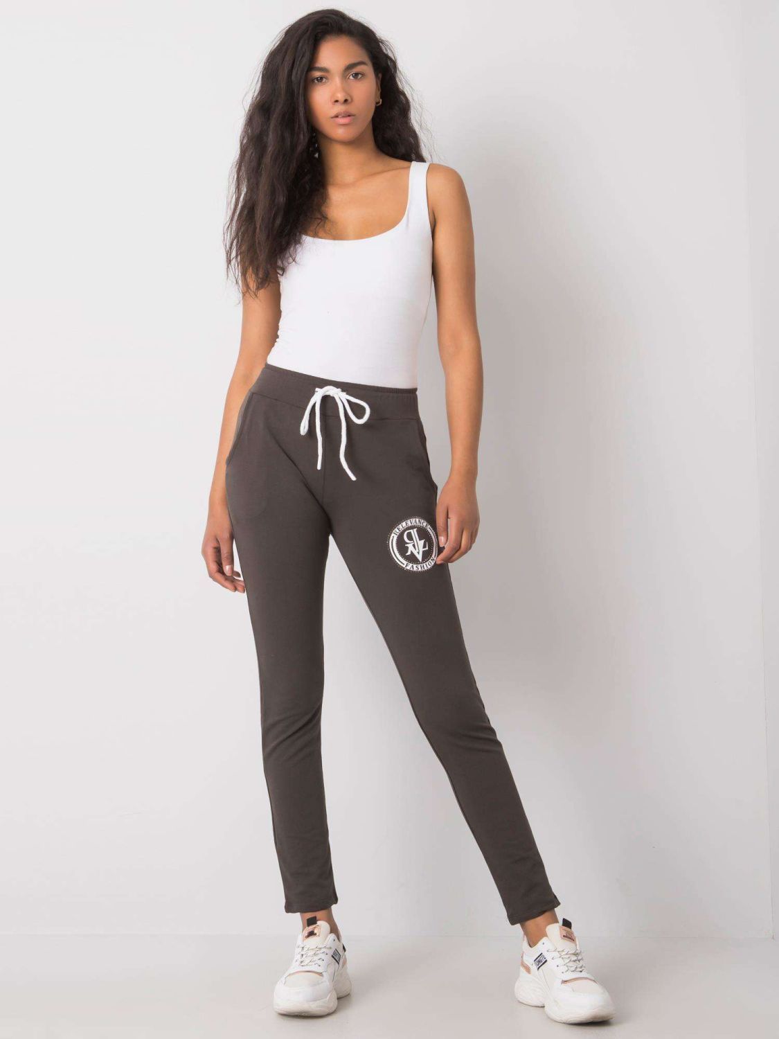 Dunkelkhaki Jogginghose mit Applikation