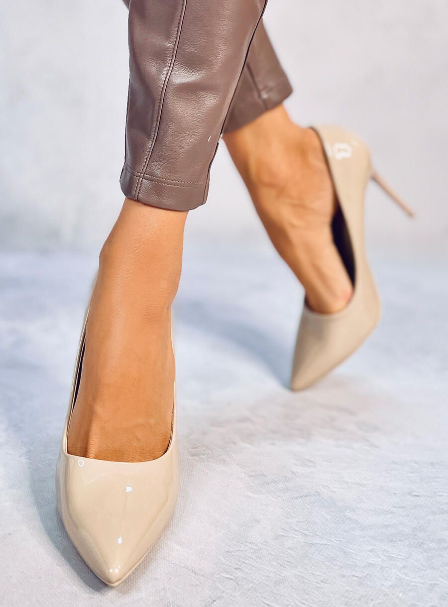 Glänzende Damenpumps Beige