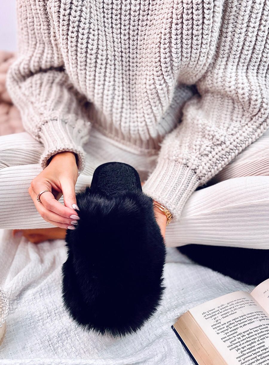 Hausschuhe mit Kunstfell in Schwarz