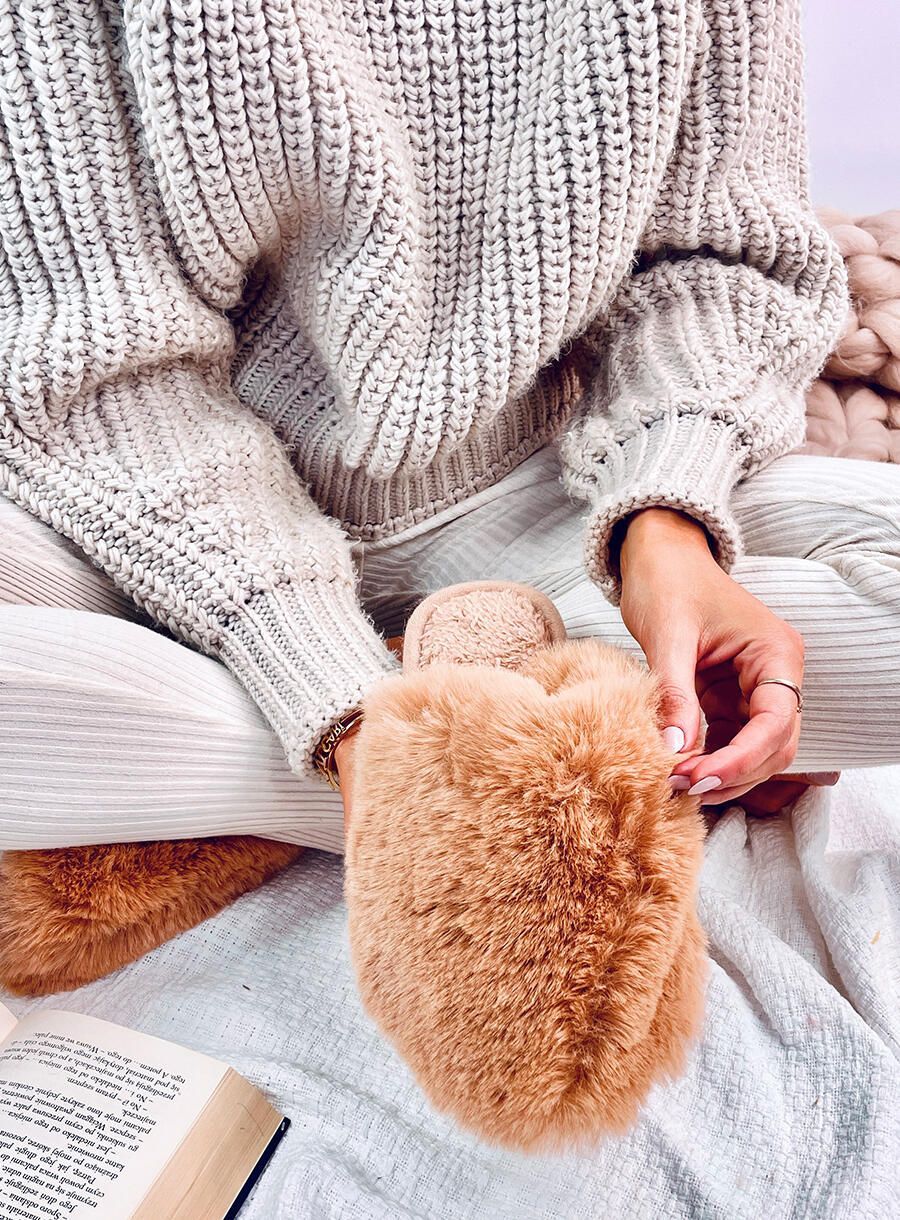 Hausschuhe mit Kunstfell in Camel