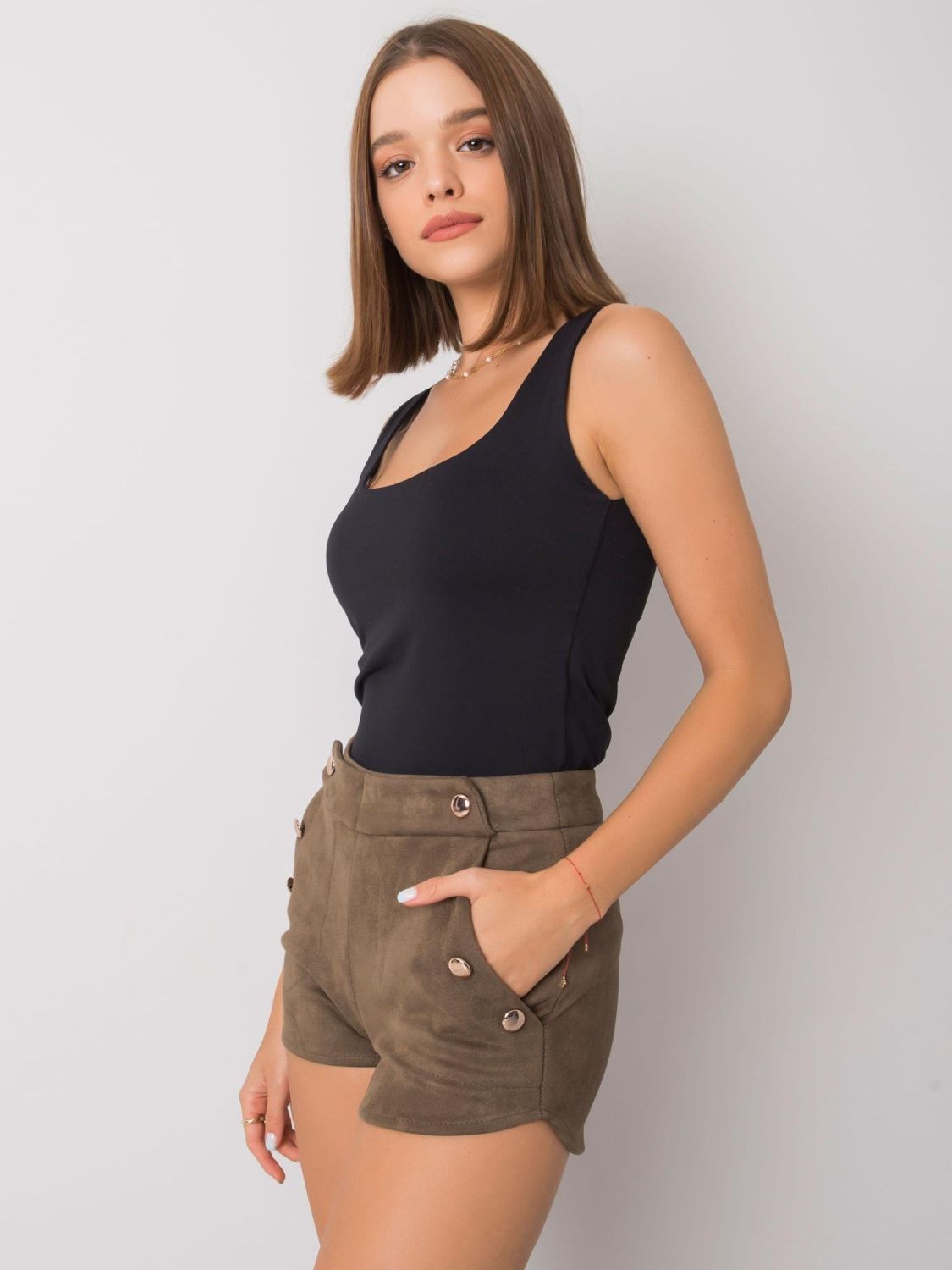 Khaki Shorts aus Kunstwildleder von RUE PARIS