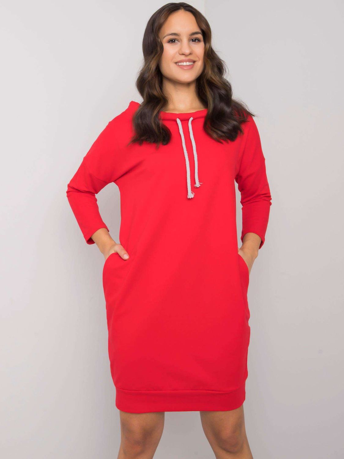 Stylisches rotes Kleid mit langen Ärmeln