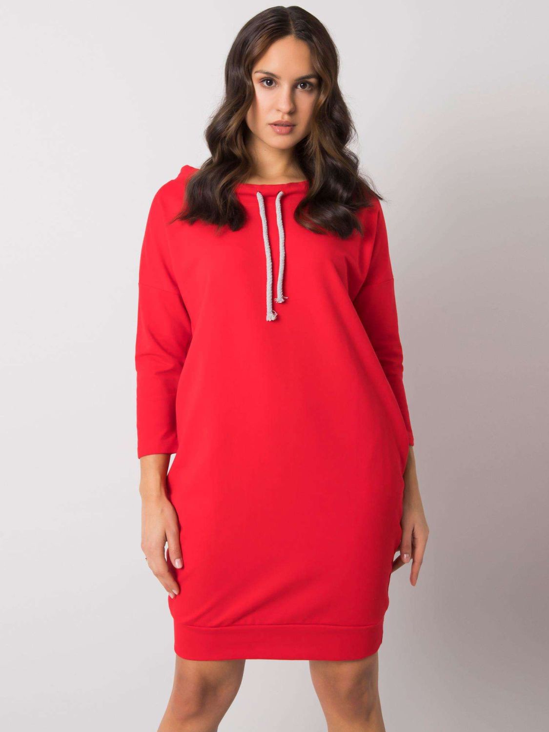 Stylisches rotes Kleid mit langen Ärmeln