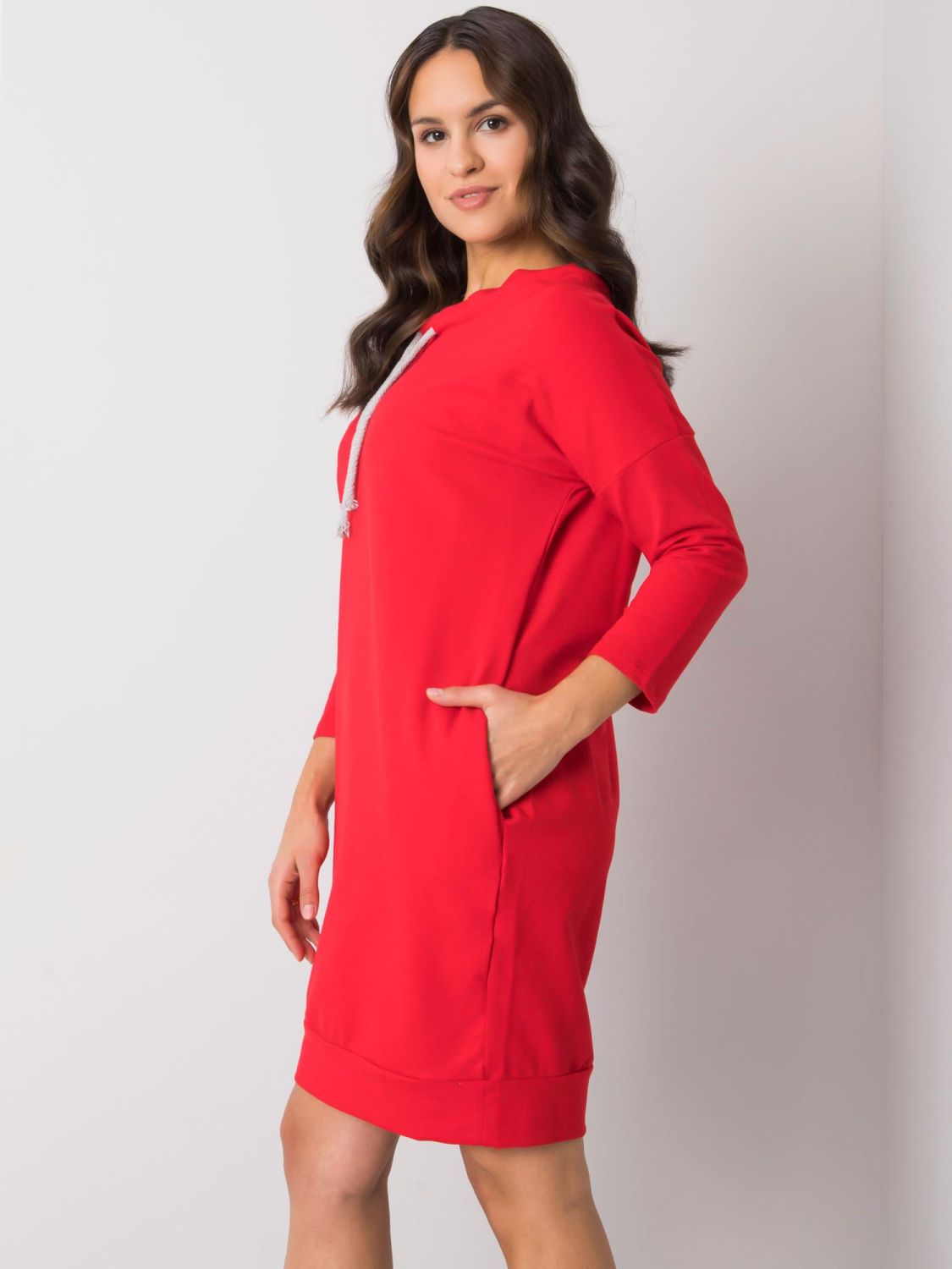 Stylisches rotes Kleid mit langen Ärmeln