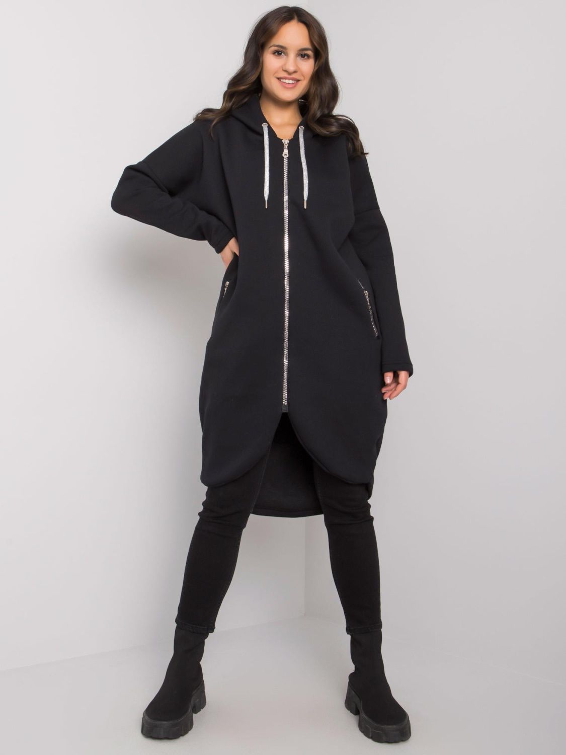 Stylischer schwarzer Kapuzenpullover