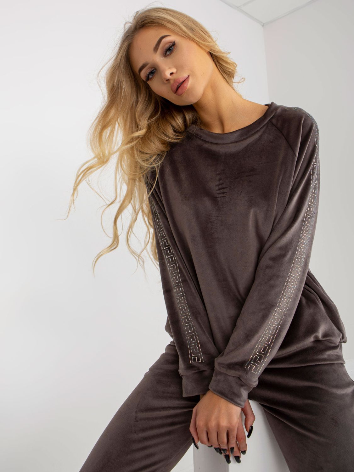 Dunkelgrauer Damen Veloursanzug mit Applikation