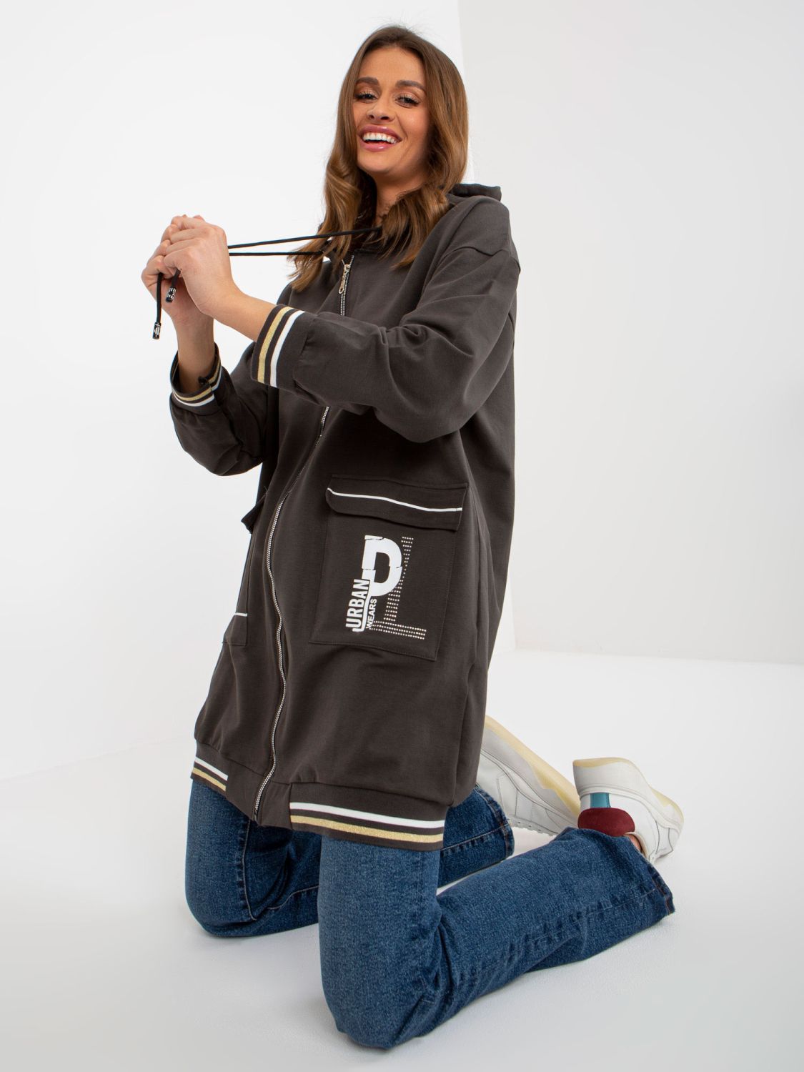 Lange khaki Sweatshirt mit Applikationen und Aufschriften