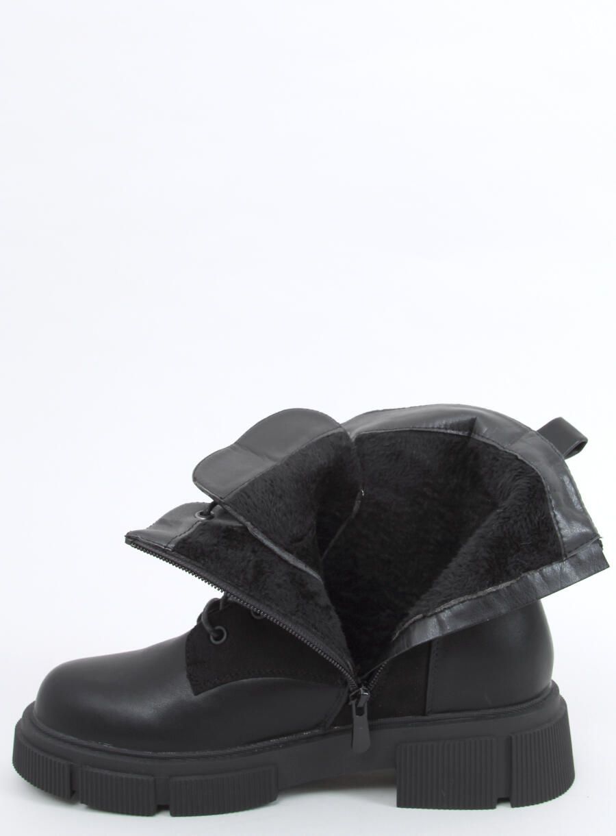 Schwarze Stiefel mit dicker Sohle
