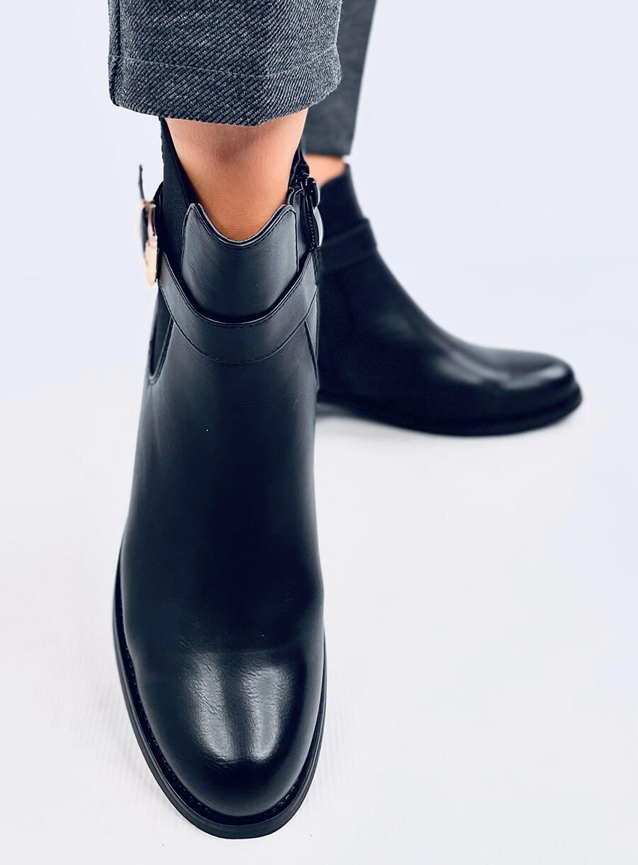 Schwarze Stiefeletten mit goldener Schnalle