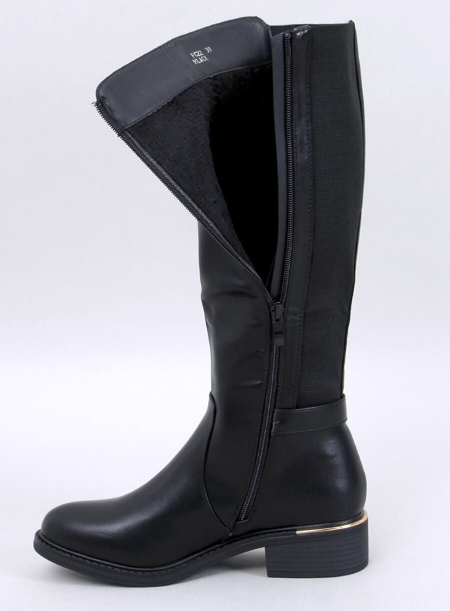 Schwarze hohe Stiefel mit goldener Schnalle