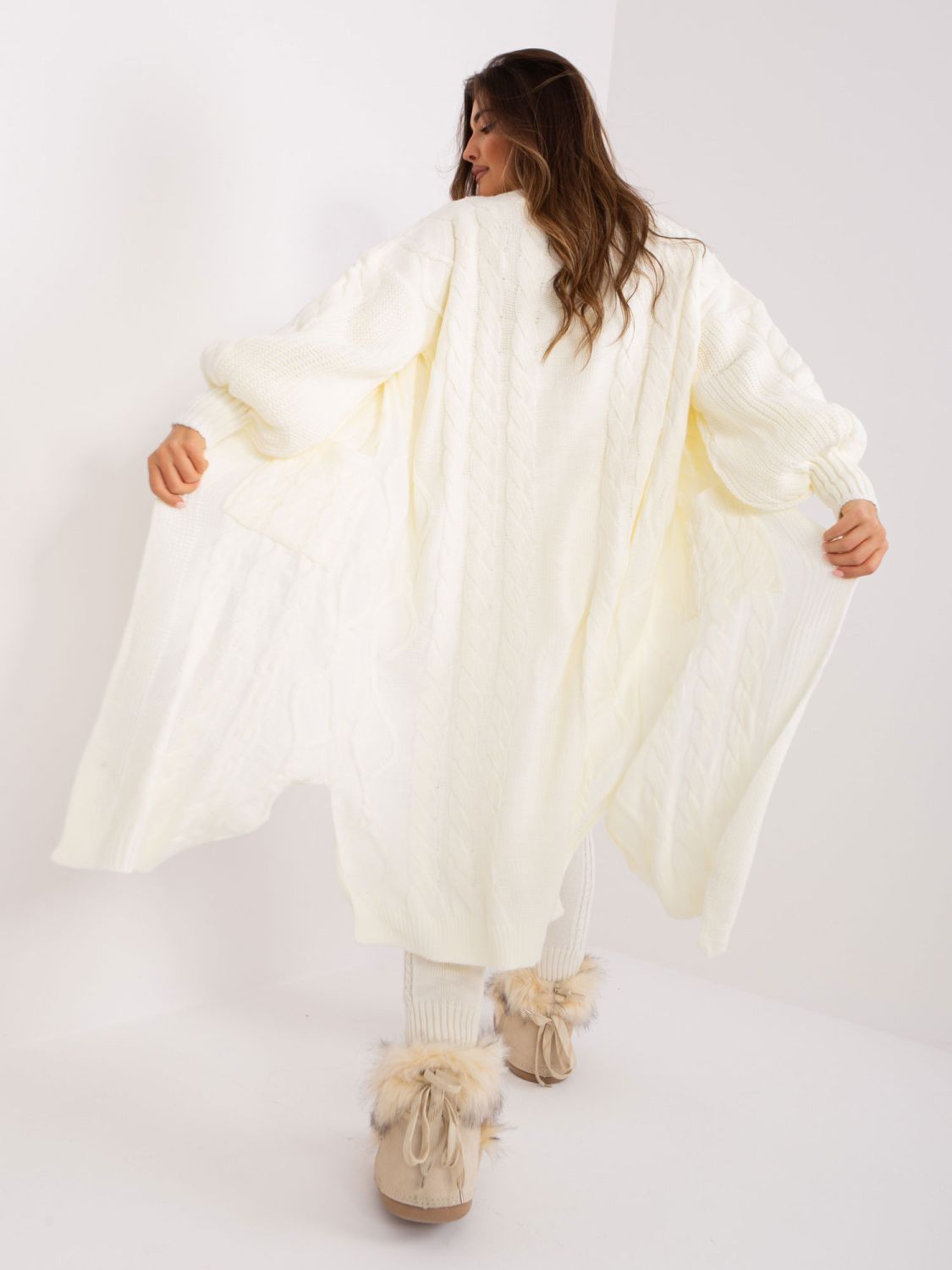 Langer Cardigan in Ecru mit Wolle