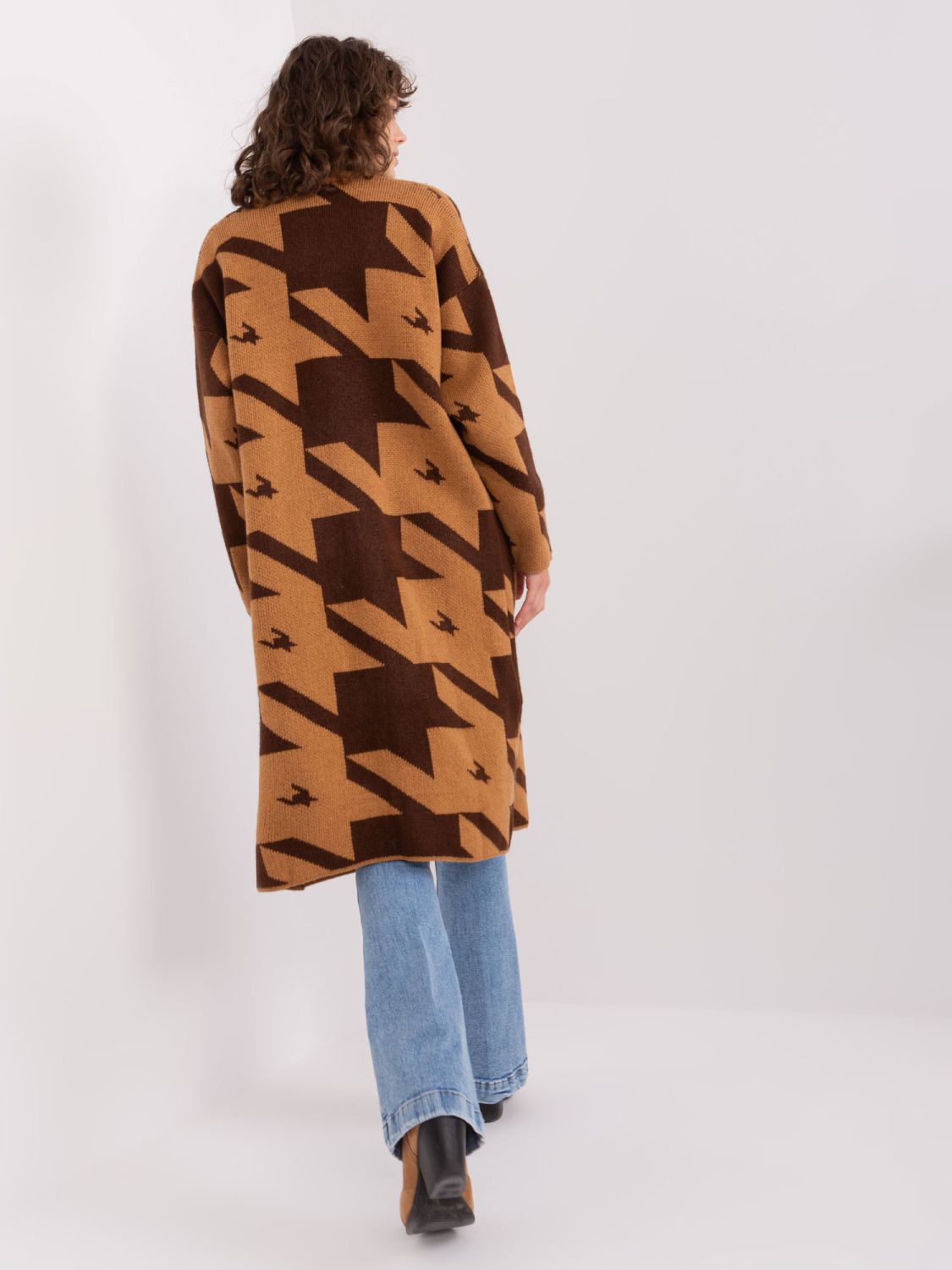 Kardigan in camelbraun mit geometrischem Muster