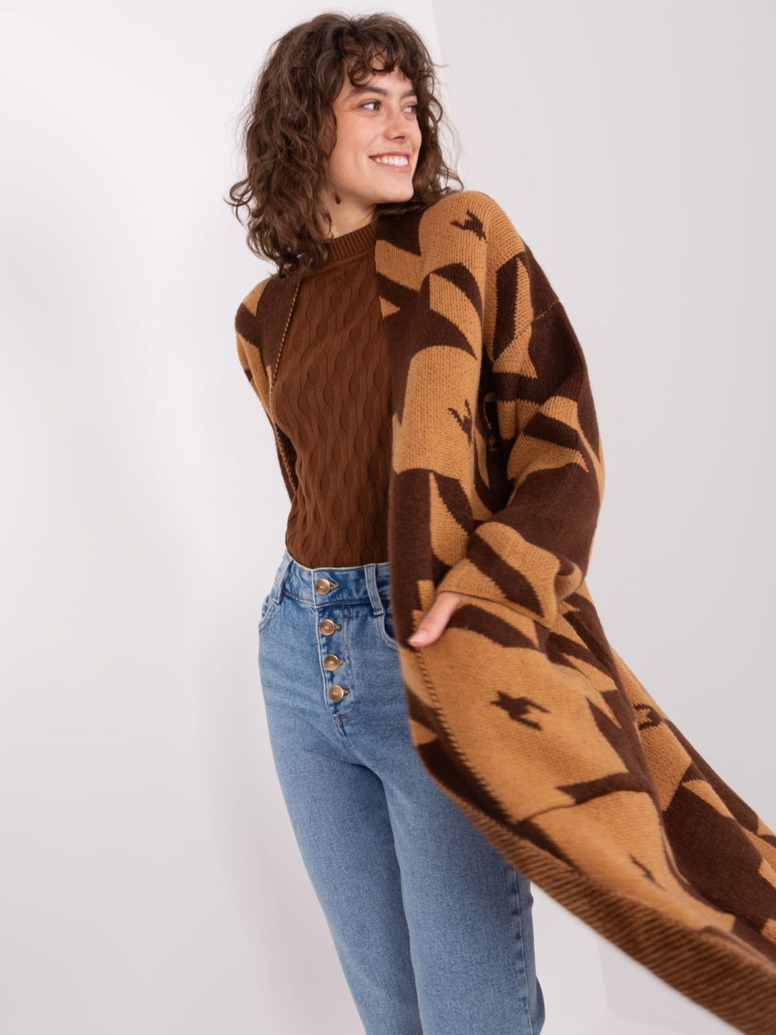 Kardigan in camelbraun mit geometrischem Muster