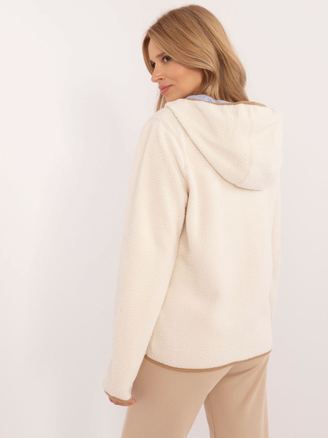 Stylischer beiger Kapuzenpullover