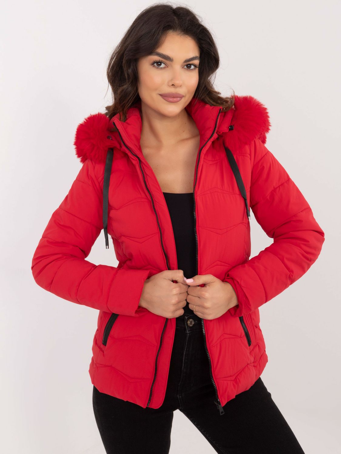 Bequeme rote Winterjacke mit Kapuze