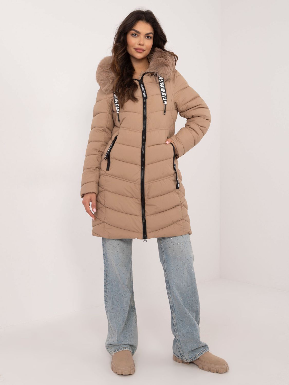 Beige Winterjacke mit Kapuze