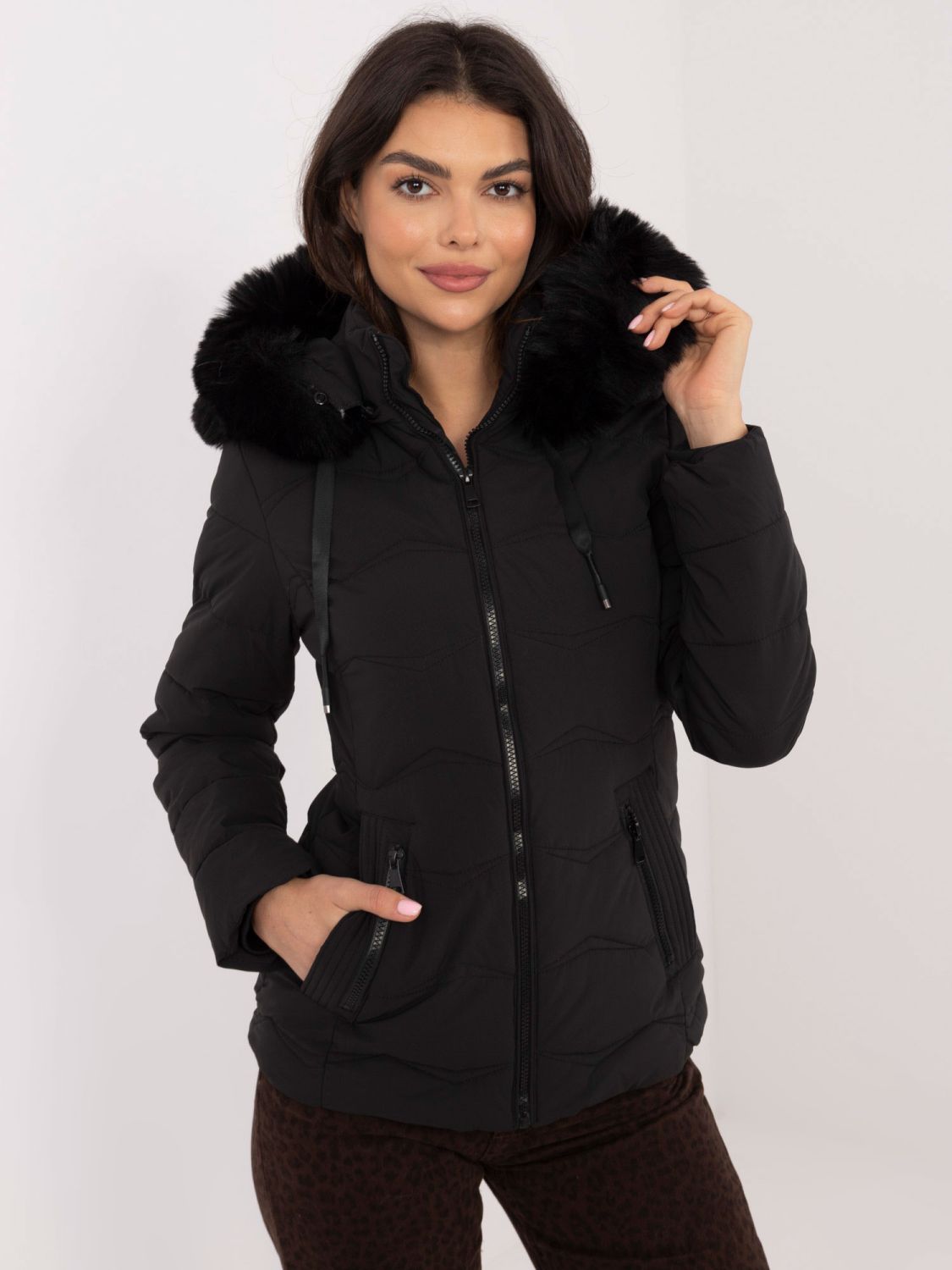 Stylische schwarze Winterjacke mit Kapuze